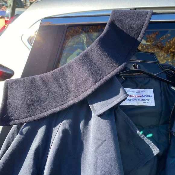 Woman’s size 12 authentic American Airlines trench/raincoat. Fully lined - Picture 5 of 5